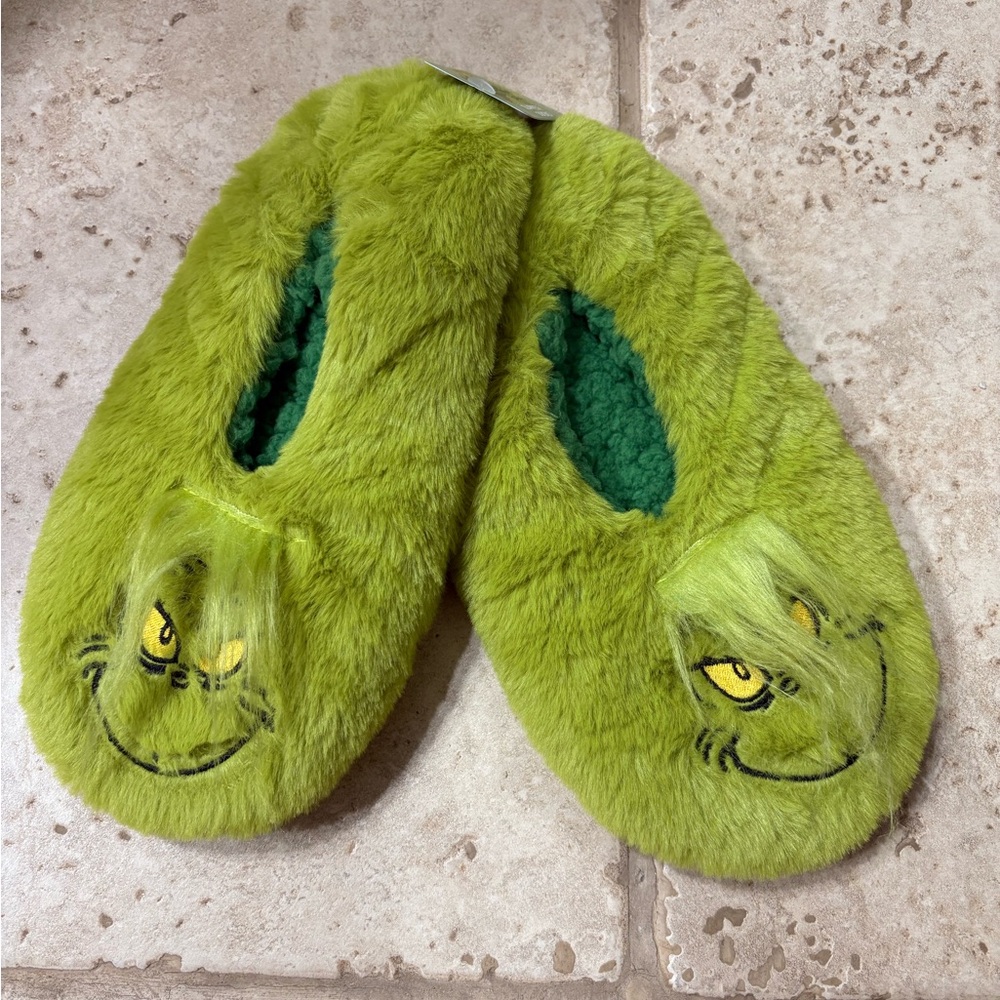 The Grinch NWT Lime Green Fuzzy Slippers size S/M